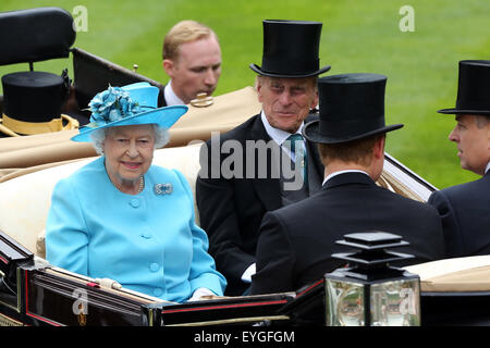 Ascot, Royaume-Uni, la reine Elizabeth II et le Prince Philip assis dans un chariot Banque D'Images