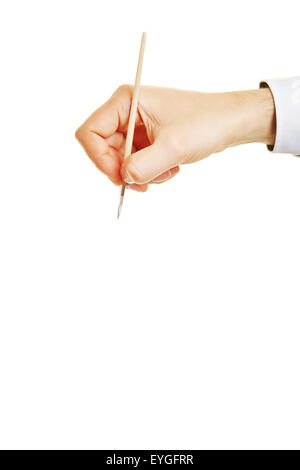 Main tenant un petit pinceau tandis que la peinture Banque D'Images