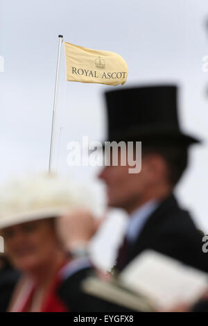 Ascot, Royaume-Uni, drapeau l'hippodrome dans le vent Banque D'Images