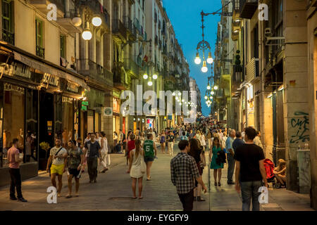 L'Espagne, occupé Carrer Ferran la nuit, Barcelone Banque D'Images