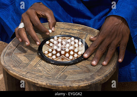 Le Niger, le nord du Niger, région de l'air, l'homme touareg jouant 'Solitaire' jeu traditionnel ; Agadez Banque D'Images