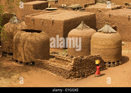 Au Niger, le Centre du Niger, Tahoa, du toit de sa célèbre mosquée de vendredi ; Yaama Village, vue aérienne du Village de Yaama Banque D'Images