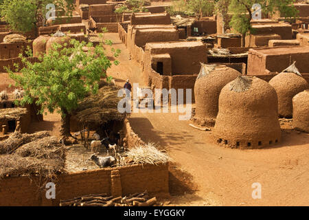 Au Niger, le Centre du Niger, Tahoa, du toit de sa célèbre mosquée de vendredi ; Yaama Village, vue aérienne du Village de Yaama Banque D'Images