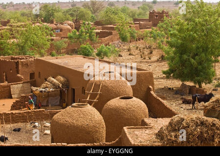 Au Niger, le Centre du Niger, Tahoa, du toit de sa célèbre mosquée de vendredi ; Yaama Village, vue aérienne du Village de Yaama Banque D'Images