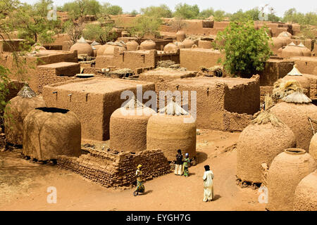 Au Niger, le Centre du Niger, Tahoa, du toit de sa célèbre mosquée de vendredi ; Yaama Village, vue aérienne du Village de Yaama Banque D'Images