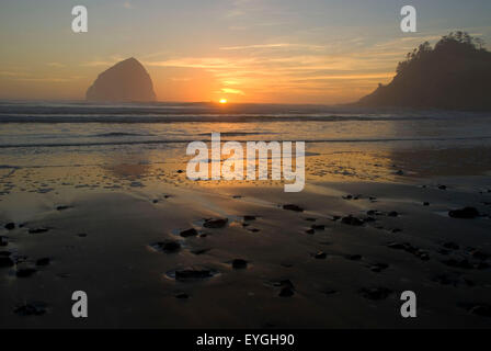 Cape Kiwanda & Haystack Rock sunset, Cape Kiwanda State Park, New York Banque D'Images