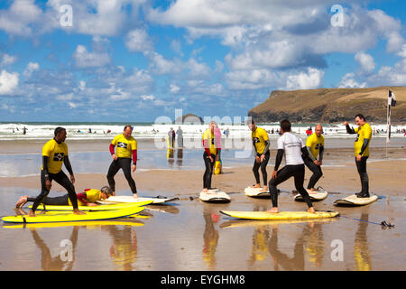 Polzeath, Cornwall, Royaume-Uni 29 Juillet 2015. Des cours de surf au soleil et haute température de jour de 18C sur la plage de Polzeath à Cornwall. Situé sur la côte Atlantique du nord des Cornouailles, la plage est très prisée des surfeurs et les familles. Credit : Mark Richardson/Alamy Live News Banque D'Images