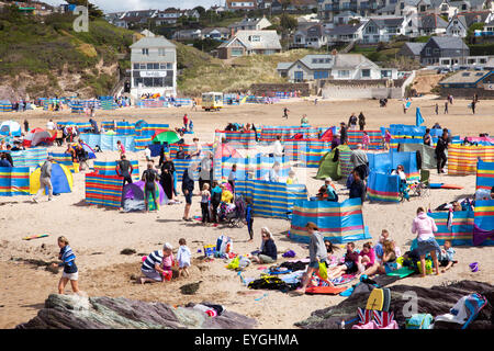 Polzeath, Cornwall, Royaume-Uni 29 Juillet 2015. Les surfeurs et les familles profitent du soleil et une température élevée pendant la journée de 18C sur la plage de Polzeath à Cornwall. Situé sur la côte Atlantique du nord des Cornouailles, la plage est très prisée des surfeurs. Credit : Mark Richardson/Alamy Live News Banque D'Images