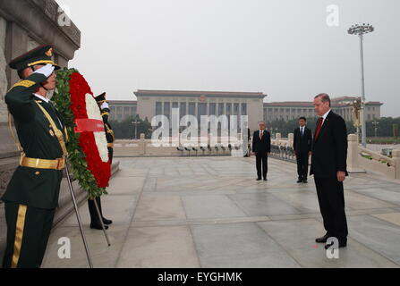 Beijing, Chine. 29 juillet, 2015. Le Président turc, Recep Tayyip Erdogan présente une couronne au monument aux héros du peuple à Beijing, capitale de Chine, le 29 juillet 2015. © Ding Haitao/Xinhua/Alamy Live News Banque D'Images