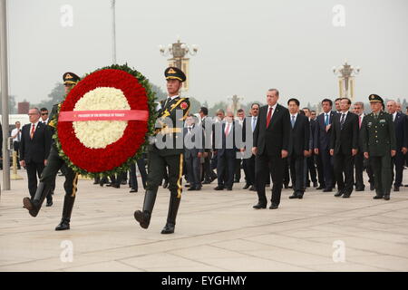 Beijing, Chine. 29 juillet, 2015. Le Président turc, Recep Tayyip Erdogan présente une couronne au monument aux héros du peuple à Beijing, capitale de Chine, le 29 juillet 2015. © Ding Haitao/Xinhua/Alamy Live News Banque D'Images