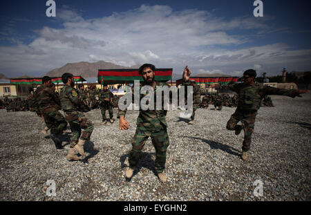 Kaboul, Afghanistan. 29 juillet, 2015. Des soldats de l'armée nationale afghane des forces spéciales commando effectuer la danse traditionnelle lors d'une cérémonie à Kaboul, Afghanistan, le 29 juillet 2015. Un total de 138 membres de l'armée nationale afghane des forces spéciales commando a obtenu son diplôme après trois mois de formation à Kaboul le jeudi. Credit : Ahmad Massoud/Xinhua/Alamy Live News Banque D'Images