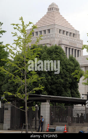 Tokyo, Japon. 29 juillet, 2015. Policiers montent la garde devant le Parlement du Japon le 29 juillet 2015 à Tokyo, Japon. La Chambre basse du parlement a approuvé une loi permettant le Japon d'étendre le rôle de la Forces d'autodéfense. © Kimura-Matsumoto Junko/Jana Press/Zuma Zuma/fil Wire/Alamy Live News Banque D'Images