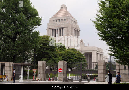 Tokyo, Japon. 29 juillet, 2015. Policiers montent la garde devant le Parlement du Japon le 29 juillet 2015 à Tokyo, Japon. La Chambre basse du parlement a approuvé une loi permettant le Japon d'étendre le rôle de la Forces d'autodéfense. © Kimura-Matsumoto Junko/Jana Press/Zuma Zuma/fil Wire/Alamy Live News Banque D'Images