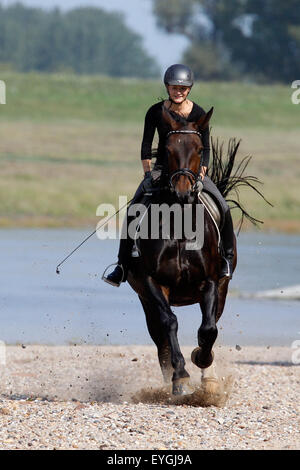 Graditz, Allemagne, femme faisant un tour sur l'Elbe Banque D'Images