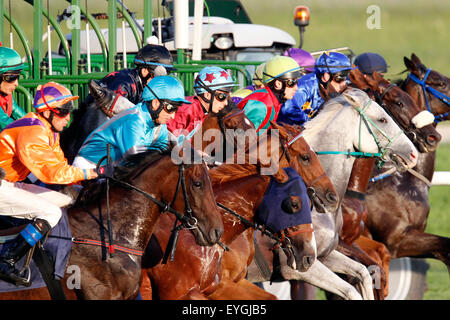 Iffezheim, Allemagne, chevaux et jockeys au début d'une course de chevaux Banque D'Images