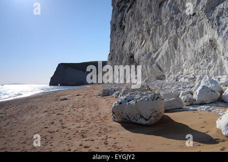 Falaises de craie blanches et rochers tombés sur la plage à Durdle Door, West Lulworth, Dorset, Royaume-Uni Banque D'Images