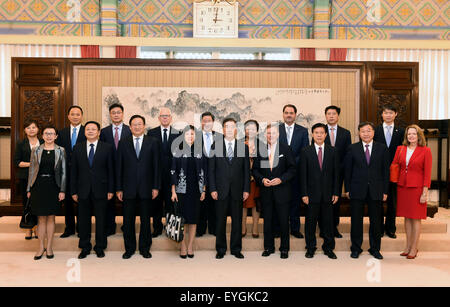 Beijing, Chine. 29 juillet, 2015. Le vice-Premier ministre chinois Wang Yang (C) avant, rencontrer le président de la Chambre de Commerce Internationale (CCI) Harold McGraw III (4e R, à l'avant) à Beijing, Chine, le 29 juillet 2015. © Rao Aimin/Xinhua/Alamy Live News Banque D'Images