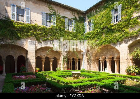 Jardin formel au centre du cloître de la Maison de Sante Monastère de Saint Paul à Saint Remy Banque D'Images