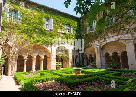 Jardin formel au centre du cloître de la Maison de Sante Monastère de Saint Paul à Saint Remy Banque D'Images