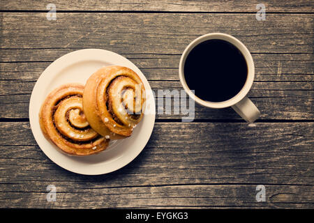 Vue de dessus de brioches à la cannelle et café Banque D'Images