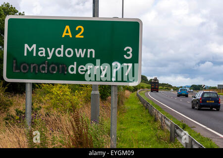 Dublin, Irlande du Nord. 29 juillet, 2015. Un roadsign défiguré par des sympathisants républicains qui sont d'accord avec le vote par Derry City et Strabane District Council après qu'il a voté en faveur de la modification du nom officiel de Londonderry à Derry. Cependant, les syndicalistes accusent les conseillers de 'sectarian' comportement, prétendent qu'il va diviser la communauté. Plus de 1 800 personnes ont signé une pétition pressant contre unioniste nouveau Derry & Strabane Conseil à retenir l 'Londonderry' comme le nom officiel de la ville. Crédit : Richard Wayman/Alamy Live News Banque D'Images