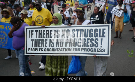 Newark, New Jersey, USA. Le 25 juillet, 2015. Parler des manifestants et mars à l'Organisation du peuple pour le Progrès' millions People's mars contre la brutalité policière, l'injustice raciale, et l'inégalité économique. © Joel Plummer/ZUMA/Alamy Fil Live News Banque D'Images