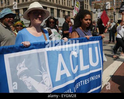 Newark, New Jersey, USA. Le 25 juillet, 2015. Parler des manifestants et mars à l'Organisation du peuple pour le Progrès' millions People's mars contre la brutalité policière, l'injustice raciale, et l'inégalité économique. © Joel Plummer/ZUMA/Alamy Fil Live News Banque D'Images