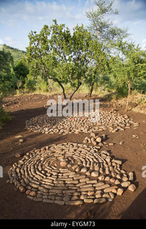 L'Éthiopie, de l'ouest de l'Ethiopie, vallée de l'Omo, dans le sud de l'Mursiland kulugto, centre de Biella (Plate-forme en pierre) ; Dirikoro Banque D'Images