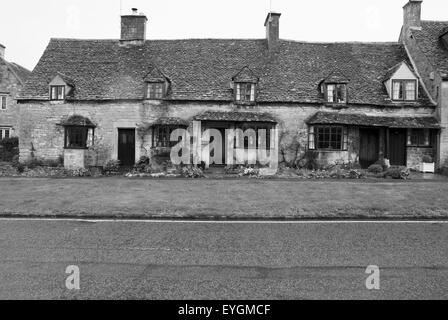 UK, Cotswolds, Western Cotswolds, Cottages sur la rue Broadway sur jour de pluie ; Banque D'Images