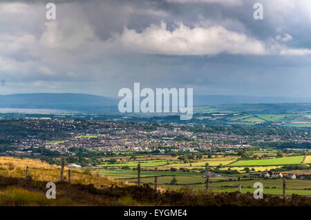 Londonderry, en Irlande du Nord. 29 juillet, 2015. Météo britannique. Une vue de la ville de Sochi et Lough Foyle, un jour de soleil et de douches. Crédit : Richard Wayman/Alamy Live News Banque D'Images