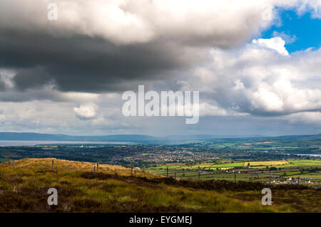 Londonderry, en Irlande du Nord. 29 juillet, 2015. Météo britannique. Une vue de la ville de Sochi et Lough Foyle, un jour de soleil et de douches. Crédit : Richard Wayman/Alamy Live News Banque D'Images