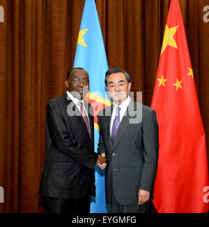 Beijing, Chine. 29 juillet, 2015. Le Ministre chinois des affaires étrangères Wang Yi, serre la main avec le Ministre des affaires étrangères du Congo Dr Raymond Tshibanda à Beijing, Chine, le 29 juillet 2015. © Zhang Ling/Xinhua/Alamy Live News Banque D'Images