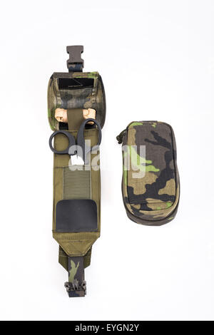 Billet d'une trousse de premiers secours pour le camouflage des logements pour les touristes et de l'armée. Banque D'Images