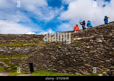 Burnfoot, comté de Donegal, Irlande. 29 juillet, 2015. Climat : les visiteurs à l'année 2000, An Grianan Ailligh une colline aux murs de pierre fort sur une journée venteuse d'ensoleillement et d'une douche. Crédit : Richard Wayman/Alamy Live News Banque D'Images