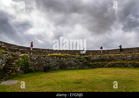 Burnfoot, comté de Donegal, Irlande. 29 juillet, 2015. Climat : les visiteurs à l'année 2000, An Grianan Ailligh une colline aux murs de pierre fort sur une journée venteuse d'ensoleillement et d'une douche. Crédit : Richard Wayman/Alamy Live News Banque D'Images