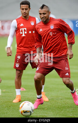 Munich, Allemagne. 29 juillet, 2015. Arturo Vidal (R) et Thiago arrivent pour une session de formation à Munich, Allemagne, 29 juillet 2015. Le Bayern Munich se prépare pour la prochaine saison de Bundesliga 2015-2016. Photo : Andreas GEBERT/dpa/Alamy Live News Banque D'Images