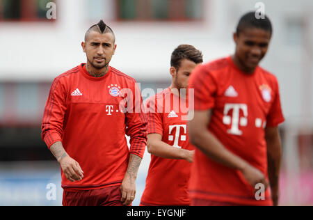 Munich, Allemagne. 29 juillet, 2015. Arturo Vidal (L) et ses coéquipiers arrivent à une séance de formation à Munich, Allemagne, 29 juillet 2015. Le Bayern Munich se prépare pour la prochaine saison de Bundesliga 2015-2016. Photo : Andreas GEBERT/dpa/Alamy Live News Banque D'Images