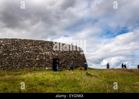 Burnfoot, comté de Donegal, Irlande. 29 juillet, 2015. Climat : les visiteurs à l'année 2000, An Grianan Ailligh une colline aux murs de pierre fort sur une journée venteuse d'ensoleillement et d'une douche. Crédit : Richard Wayman/Alamy Live News Banque D'Images