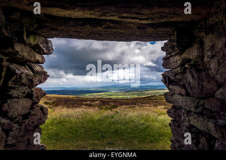 Burnfoot, comté de Donegal, Irlande. 29 juillet, 2015. Climat : La vue de l'entrée de l'année 2000, An Grianan Ailligh une colline aux murs de pierre fort sur une journée venteuse d'ensoleillement et d'une douche. Crédit : Richard Wayman/Alamy Live News Banque D'Images