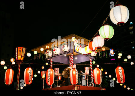 Lanternes de papier japonais de se bloquer pendant le ''Noryo-bonodori'' ou Bon Dance Festival au Temple Tsukiji Hongan sur Juillet 29, 2015, Tokyo, Japon. Cet événement annuel est l'un des plus populaires festivals Bon Odori à Tokyo, et a lieu du 30 juillet au 2 août. © Rodrigo Reyes Marin/AFLO/Alamy Live News Banque D'Images