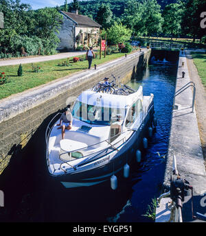 Bateau de croisière passant La-Buissière-sur-Ouche, canal de Bourgogne, de la vallée de l'Ouche, Côte-d'Or, France, Europe Banque D'Images