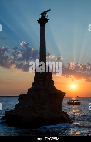 Vue de la célèbre Sevastopl - Le monument symbole de la ville de saborder les navires russes de faire obstacle à l'entrée de la baie de Sébastopol, en Crimée, Rep Banque D'Images