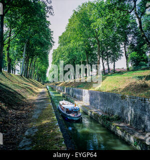 Bateau d'excursion touristique sur canal de Bourgogne, Pouilly-en-Auxois, Côte-d'Or, France Banque D'Images