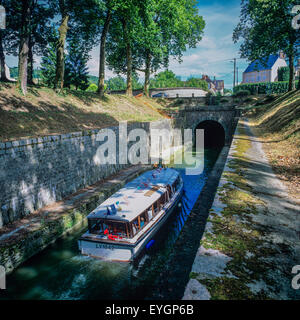 L'entrée de bateaux d'excursion touristique canal de Bourgogne, tunnel de Pouilly-en-Auxois, Côte-d'Or, France, Europe Banque D'Images