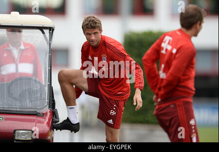 Munich, Allemagne. 29 juillet, 2015. Thomas Mueller (l) et Philipp Lahm assister à une session de formation à Munich, Allemagne, 29 juillet 2015. Le Bayern Munich se prépare pour la prochaine saison de Bundesliga 2015-2016. Photo : Andreas GEBERT/dpa/Alamy Live News Banque D'Images