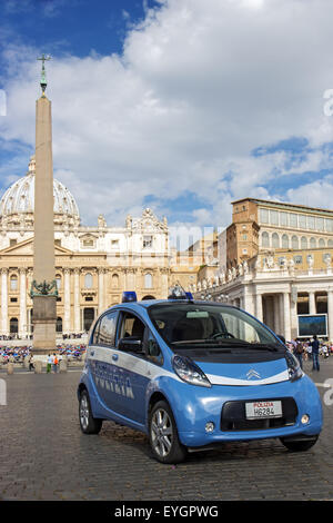 Voiture de police sur la Place Saint Pierre au Vatican Banque D'Images