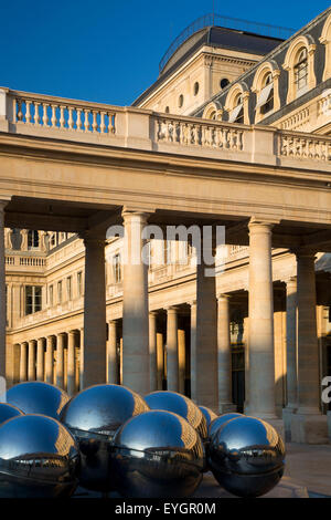 Tôt le matin dans la cour du palais royal, Paris, France Banque D'Images