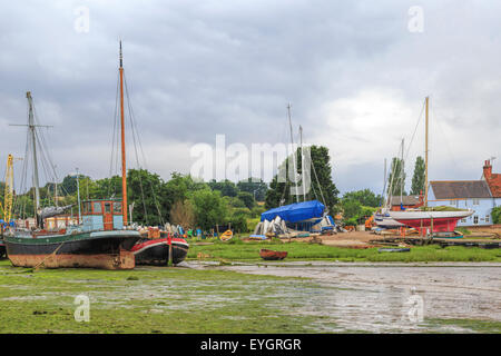 Bateaux à marée basse sur la rive à la broche moulin, sur la rivière Orwell, du south Suffolk, East Anglia, Angleterre, Grande-Bretagne, Royaume-Uni. Banque D'Images