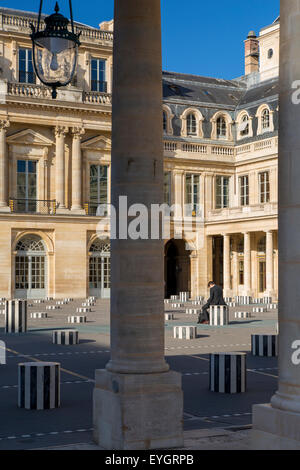 Businessman dans la cour du palais royal, Paris, France Banque D'Images