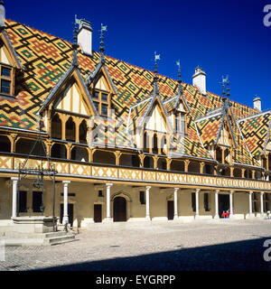 Cour principale, l'Hôtel-Dieu, Hospices de Beaune, Beaune, Côte-d'Or, Bourgogne, France, Europe Banque D'Images